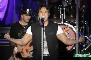 Luis Fonsi Cantando