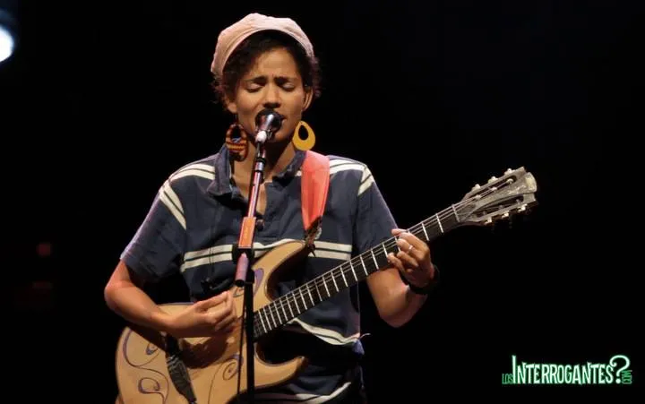 Nneka Cantando en su concierto en el Teatro Circo Price de Madrid