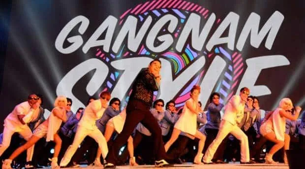 Psy durante la actuación en la gala MTV EMA 2012