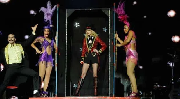 Taylor Swift durante su actuación en los MTV EMA 2012