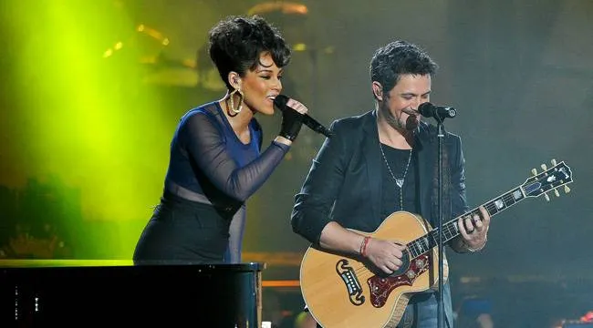 Alicia Keys y Alejandro Sanz actuando en la Gala de los Premios 40 Principales 2012