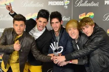 Auryn posando con su Premio 40 Principales 2012