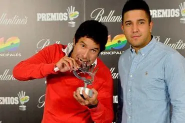 Cali y el Dandee posando con Premio 40 Principales 2012