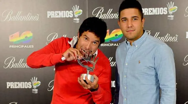 Cali y el Dandee posando con Premio 40 Principales 2012