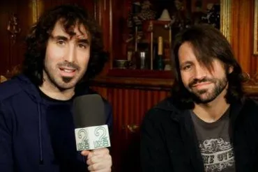Grito Canalla durante entrevista y acústico