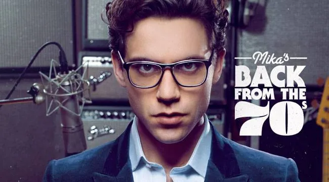Mika posando para su colección de gafas de sol para Lozza
