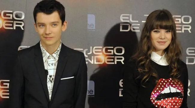 Asa Butterfield y Hailee Steinfeld durante la presentación de 