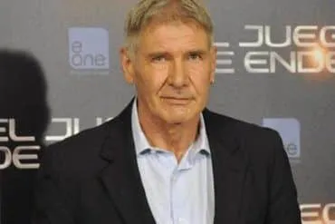 Harrison Ford presentando 
