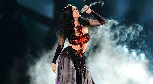 Imagen de Katy Perry en los Grammys 2014 interpretando 