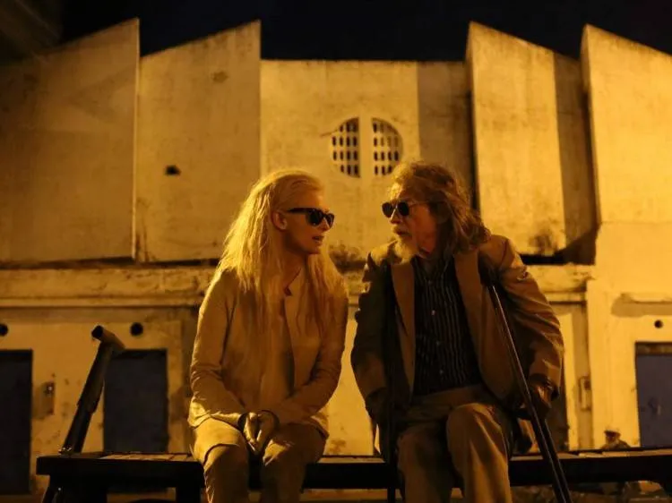 Tilda Swinton (Eva) y John Hurt (Marlowe)