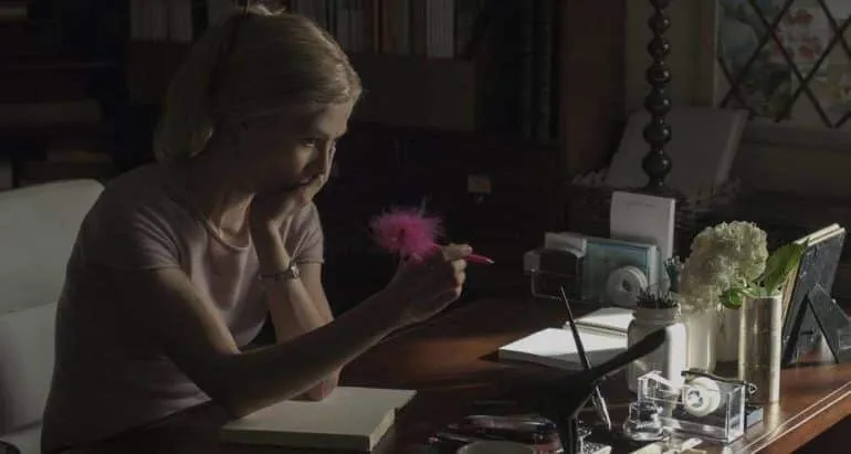 Rosamund Pike en un escritorio en 'Perdida'