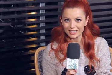 Elena Gheorghe presentando 'Mamma Mía' (He's italiano) en entrevista