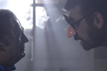 Hovik Keuchkerian en una escena de tortura a un político de