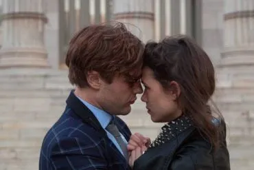 Michael Pitt y Astrid Berges-Frisbey en una escena romántica de 'Orígenes'