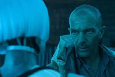 Antonio Banderas y Cleo en una escena de la película 