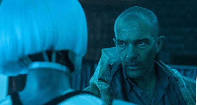 Antonio Banderas y Cleo en una escena de la película 