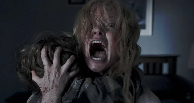 Amelia (Essie Davis) y su hijo Samuel (Noah Wiseman) en una sangrienta escena de 