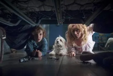 Amelia (Essie Davis) y su hijo Samuel (Noah Wiseman) mirando bajo la cama en busca de