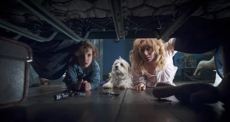 Amelia (Essie Davis) y su hijo Samuel (Noah Wiseman) mirando bajo la cama en busca de