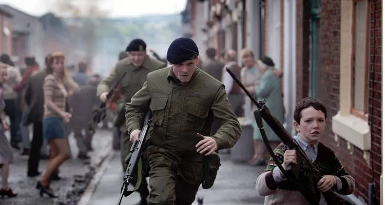 Jack O’Connell en una sencuencia de guerra en la película 