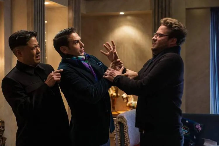 El actor Randall Park (Kim Jong-Un), James Franco (Dave Skylark) y Seth Rogen (Aaron Eapaport) en 'The Interview'.