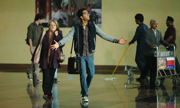 Maggie Smith y Dev Patel en la película