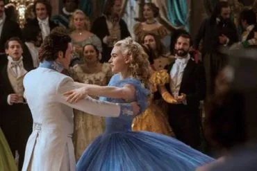Richard Madden y Lily James durante el baile donde pierde el zapato