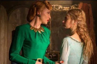 Lily James y Cate Blanchett en la película 
