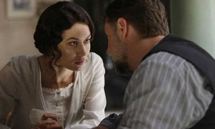 Olga Kurylenko y Russell Crowe en 