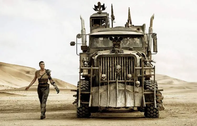 La emperatriz Furia (Charlize Theron) junto al camión de escape