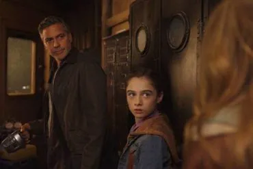 George Clooney y Raffey Cassidy en una escena de Tomorrowland: El mundo del mañana