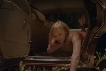 Maika Monroe en la película de terror It Follows (2015)