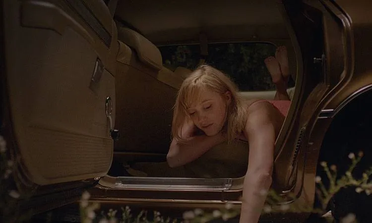 Maika Monroe en la película de terror It Follows (2015)
