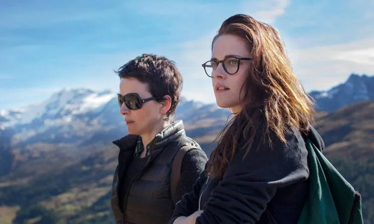 Juliette Binoche y Kristen Stewart en la película