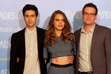 Los protagonistas Nat Wolff y Cara Delevingne con el autor de la novela John Green