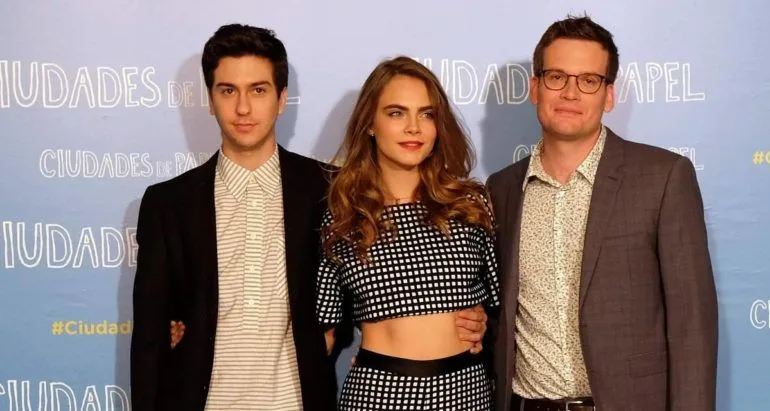 Los protagonistas Nat Wolff y Cara Delevingne con el autor de la novela John Green