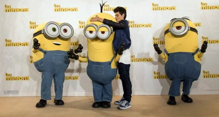 Los minions Bob, Stuart y Kevin con Abraham Mateo