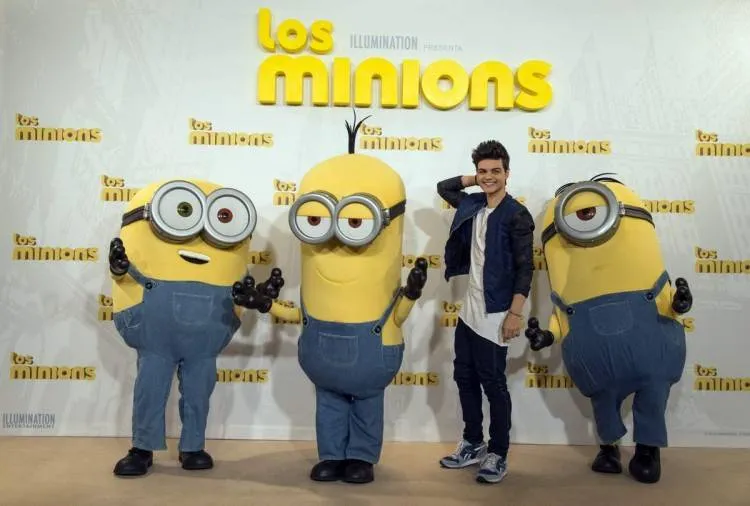 Bob, Stuart y Kevin con Abraham Mateo