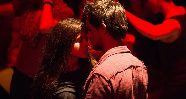 Imagen de Marie Avgeropoulos y Taylor Lautne en la película 'Tracers'