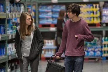 Imagen de Cara Delevingne y Nat Wolff en la película 'Ciudades de papel' (2015)