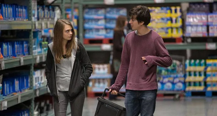 Imagen de Cara Delevingne y Nat Wolff en la película 'Ciudades de papel' (2015)