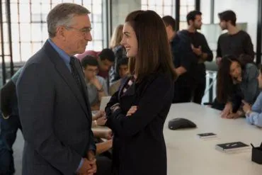 Robert De Niro y Anne Hathaway en la película 'El becario'