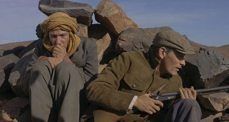 Reda Kateb y Viggo Mortensen en una escena de 'Lejos de los hombres'