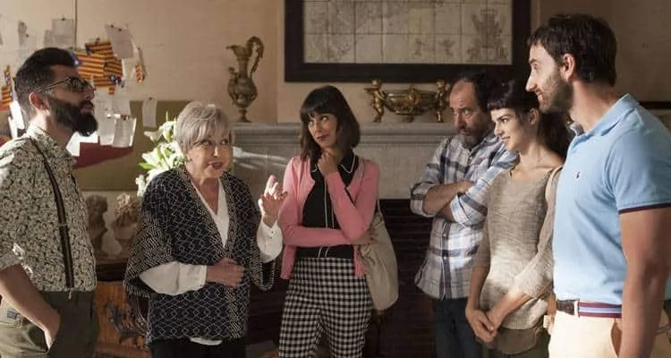 Berto Romero, Rosa María Sardá, Belén Cuesta, Karra Ejalde, Clara Lago y Dani Rovira en 'Ocho apellidos catalanes'