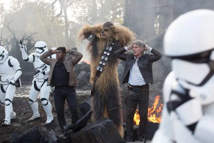 Harrison Ford, John Boyega y Peter Mayhew en Star Wars: El despertar de la Fuerza