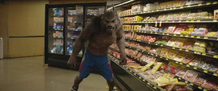 Un hombre lobo en bermudas