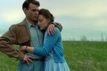 Emory Cohen y Saoirse Ronan