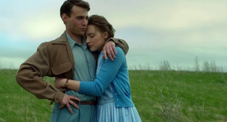 Emory Cohen y Saoirse Ronan