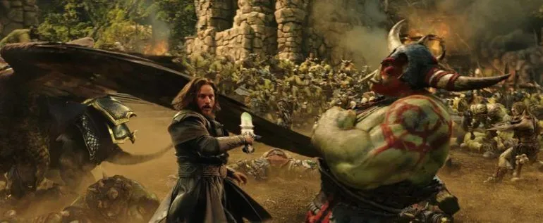 Anduin Lothar (Travis Fimmel) en una batalla de Warcraft