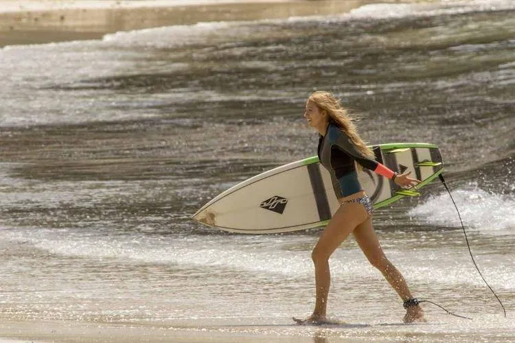 Blake Lively dispuesta a surfear